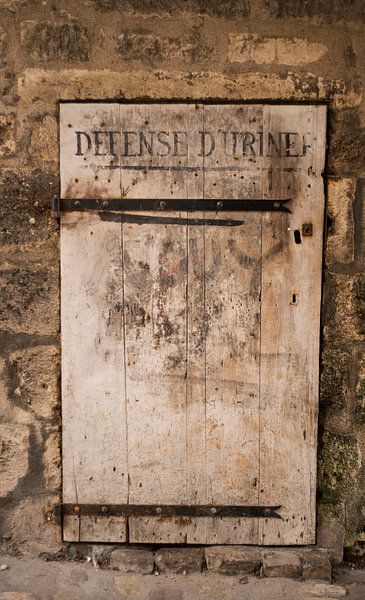 Interdit d'uriner (scène de rue France) par Birgitte Bergman