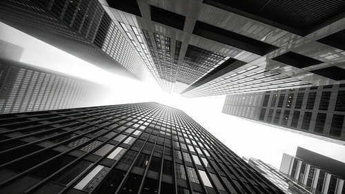 Toronto wolkenkrabbers in de mist, duizelingwekkend perspectief in zwart-wit