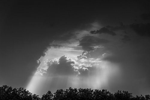 Zonnestralen uit de wolken