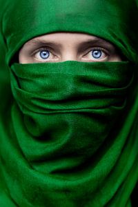 Türkisdistel: Einsame Frau mit blauen Augen