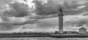 Leuchtturm Hellevoetsluis in Schwarz-Weiß von Marjolein van Middelkoop