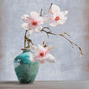 Wabi Sabi - Unvollkommenheit - Japanische grüne Vase mit rosa Magnolie von Marly De Kok