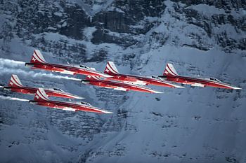 La Patrouille Suisse s'installe devant le massif de l'Eiger