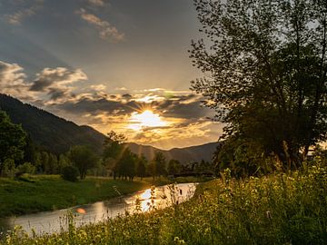 zonsondergang aan de oever van de rivier Ammer in Oberammergau, Duitsland van shot.by alexander
