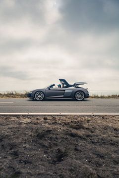 Audi R8 V10 met een Prachtig Zeezicht op de Achtergrond van Sebastiaan van 't Hoog