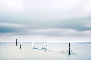 Fischernetze mit Holzpfosten im See