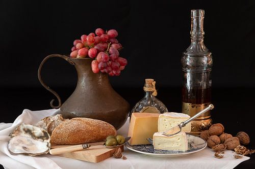 Nature morte du 17e siècle avec fruits, pain, raisins et noix