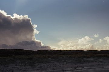 Wolkenlucht boven duinen op Vlieland - fotografie print van Laurie Karine van Dam
