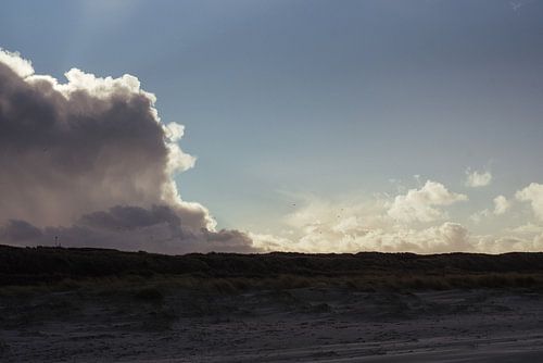 Wolkenlucht boven duinen op Vlieland - fotografie print