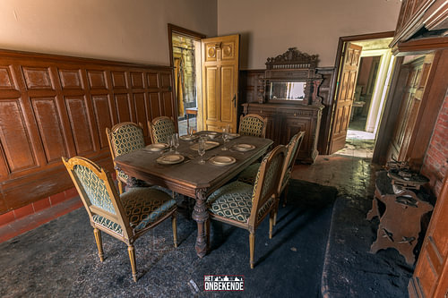 Kleine eetkamer, andere hoek.