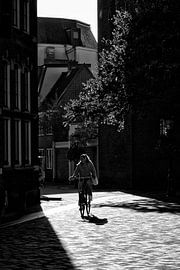 Ein Radfahrer 'Hinter dem Dom' in Utrecht im Gegenlicht von André Blom Fotografie Utrecht