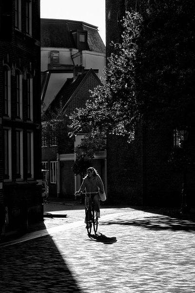 Een fietser 'Achter de Dom' in Utrecht bij tegenlicht van André Blom Fotografie Utrecht