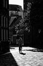 Een fietser 'Achter de Dom' in Utrecht bij tegenlicht van André Blom Fotografie Utrecht thumbnail