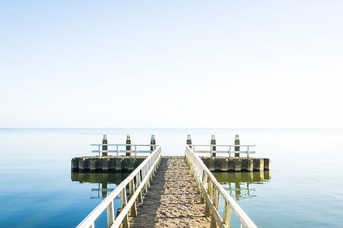 Hollands waterlandschap met reflectie en een steiger