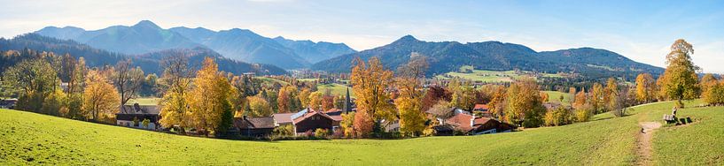 panoramisch landschap imet bankje bij Fischbachau van SusaZoom