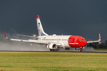 Landende Norwegian Boeing 737 op Schiphol.