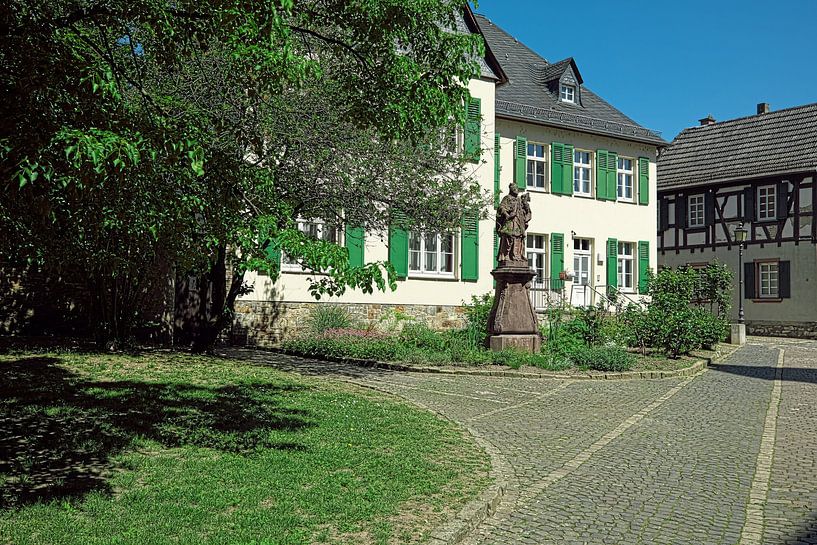 Une place de village idyllique dans un calme céleste par Thomas Riess