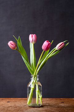 Foto print | roze tulpen in vaasje | Botanisch | Modern stilleven | Lente van Jenneke Boeijink