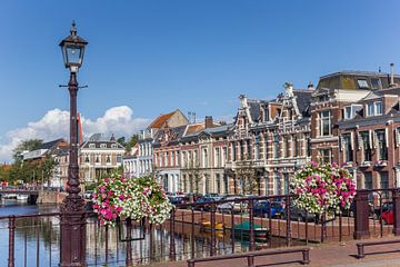 Brug met bloemen in Haarlem van Marc Venema