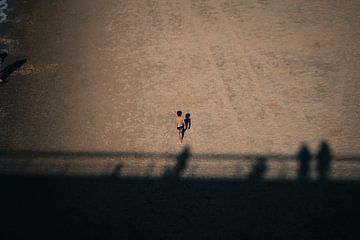 Junge allein am Strand von Oscar van Crimpen