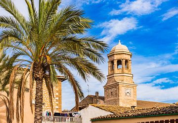 Lloseta dorp met mooie mening van de toren van de kerkklok op Mallorca, Spanje Balearen eilanden van Alex Winter