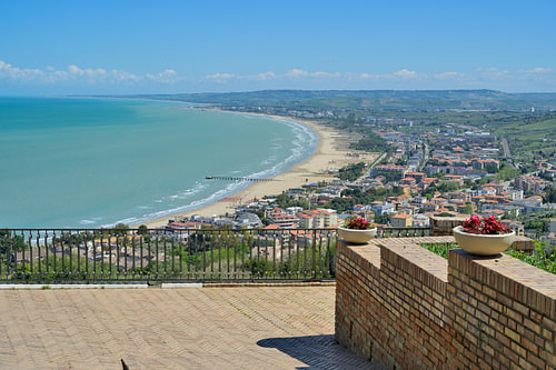 Die Küstenstadt Vasto mit Sandstrand und blauem Meer