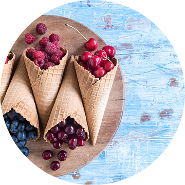 SF 12342448 Diverse bessen en kersen met ijshoorntjes