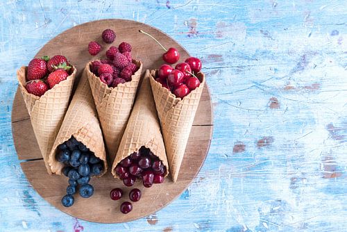 SF 12342448 Baies et cerises diverses avec cornets de glace