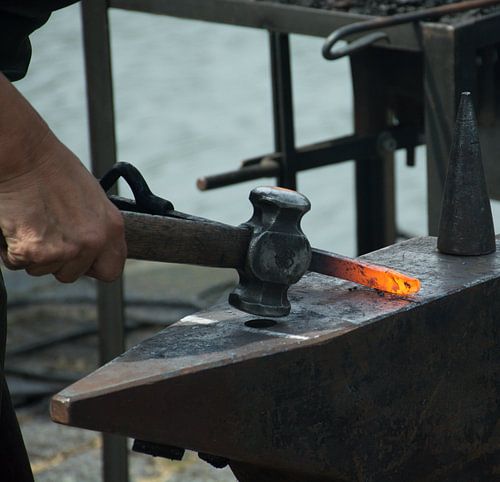 De serie tussen hamer en aambeeld