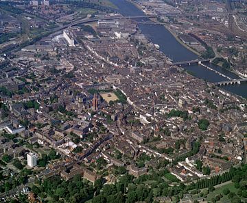 1990: Historische luchtfoto van de stad Maastricht van Frans Rombout