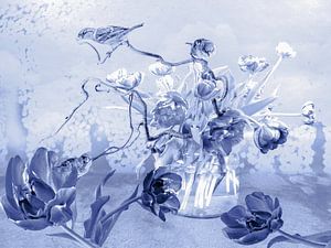 Stilleben mit Blumen. Delfter Blau mit Spatzen.