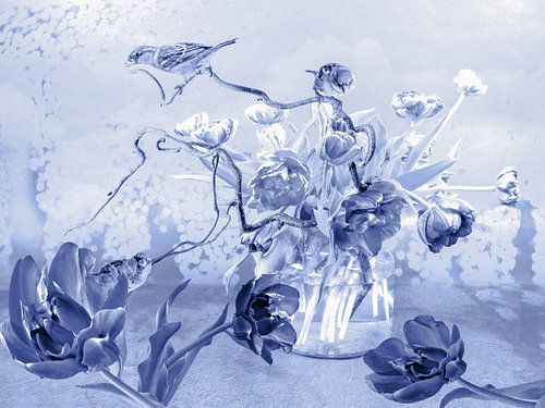 Nature morte avec des fleurs. Bleu Delft avec moineaux. sur Alie Ekkelenkamp