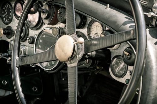 Vintage Bentley dashboard uit de jaren 20 met geborsteld aluminium