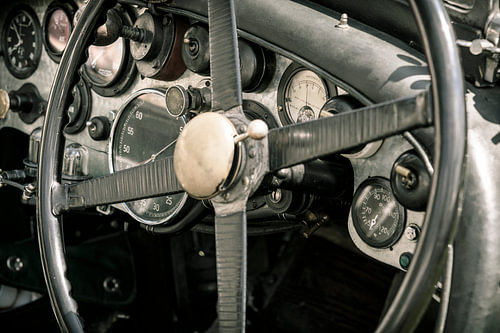 Vintage Bentley dashboard uit de jaren 20 met geborsteld aluminium