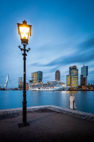 De cruiseterminal in Rotterdam bij zonsondergang