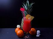 Ananas-Pfirsich-Orange-Cocktail im Glas. von Babetts Bildergalerie Miniaturansicht