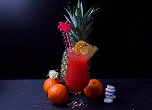 Ananas-Pfirsich-Orange-Cocktail im Glas.