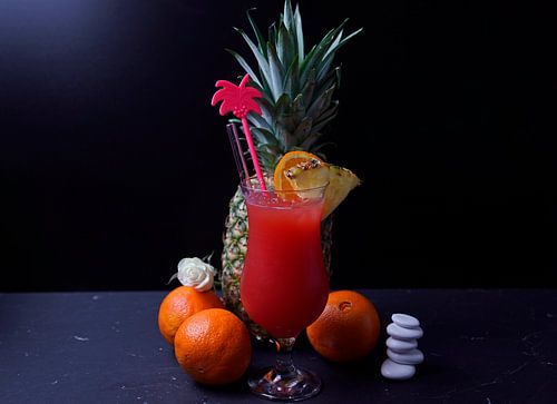 Ananas-perzik-sinaasappel cocktail in een glas.