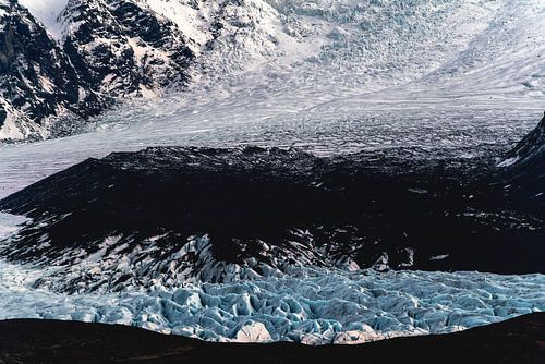 Gletscher in vulkanischem Kontrast Eisiger Strom in dunkler Erde von Femke Ketelaar