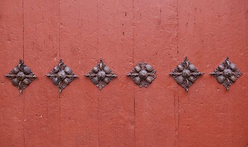 Ornamental nails on size gate