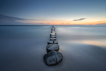 Hiddenseeer Buhnen bei Sonnenuntergang von Robin Oelschlegel