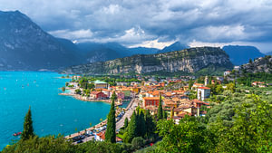 Panoramablick auf Torbole sul Garda und den Gardasee, Italien