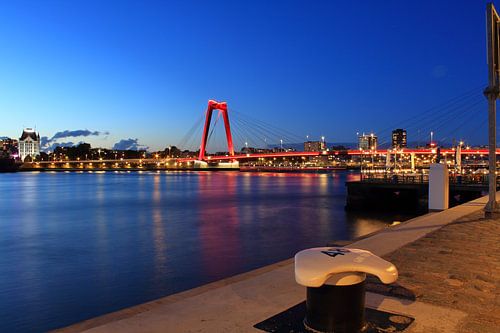 Die Willemsbrücke und das Weiße Haus während der blauen Stunde'.