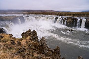 Goðafoss-Wasserfall in Island von Tim Vlielander