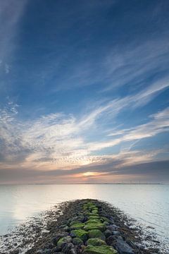 Sluimerige zonsopkomst in Delfzijl van Ron Buist