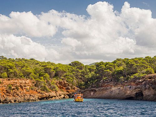 Bijzondere boot liggend in een idyllische baai van Ibiza