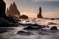 Een vroege maart ochtend bij de Reynisdrangar van Gerry van Roosmalen thumbnail