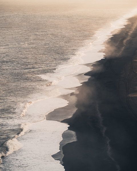 Coucher de soleil paisible sur une plage de sable noir, Islande par Dylan Shu Photography