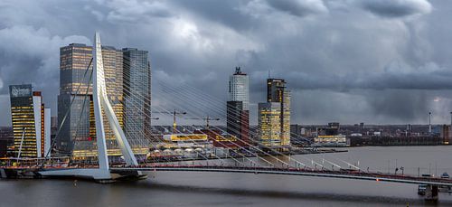 Skyline Rotterdam met storm