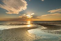 Lijnenspel op strand bij ondergaande zon